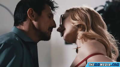 Romantis jinis karo slutty pirang