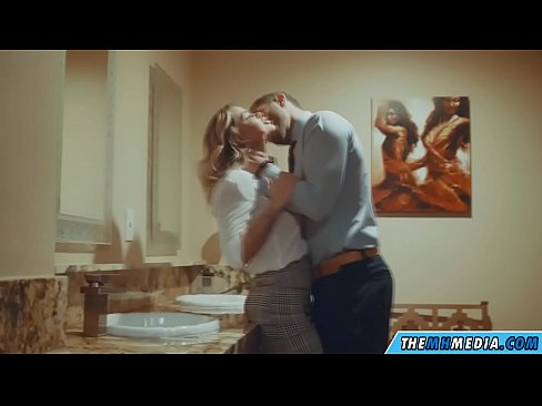 ❤️ Nalika pirang semok seduces sampeyan ing toilet umum ❤ Cukup porno ing kita